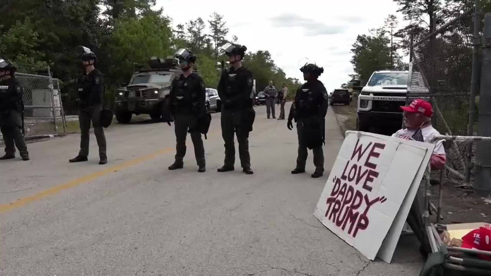 Protestas reciben a Trump durante su visita al centro Alcatraz para migrantes en Florida